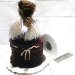 Weihnachts - Frau , Chrissie Christmas, braunes Kleid,Puppe, Klorollenhut, Klopapierhut, gehäkelt 6