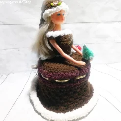 Weihnachts - Frau , Chrissie Christmas, braunes Kleid,Puppe, Klorollenhut, Klopapierhut, gehäkelt 6