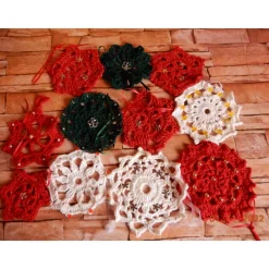 Weihnachts Deko Set,11 handgehäkelte kleine Anhänger in Deckchenform ,Fensterschmuck,Christbaumschmuck,