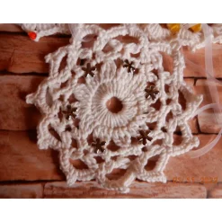 Weihnachts Deko Set,11 handgehäkelte kleine Anhänger in Deckchenform ,Fensterschmuck,Christbaumschmuck,