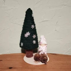 Weihnachtsbaum Tischdeko – Handgemachte weihnachtliche Tischdekoration mit Holzpüppchen & Lärchenzapfen