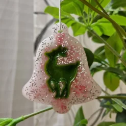 Weihnachtsbaumanhänger Glockenoptik mit Rentier.