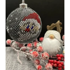 Weihnachtsbaumkugeln gehäkelt aus kleinen Glasperlen. Weihnachtsbaumschmuck Kugeln Glasperlen