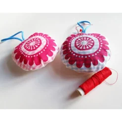 Weihnachtsbaumschmuck, Nadelkissen, Blume, handgenäht und handbedruckt