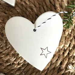 Weihnachtsbaumschmuck, schlichte hübsche Geschenkanhänger aus Beton, weiß mit Sternchen