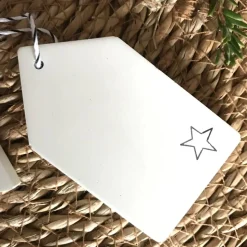 Weihnachtsbaumschmuck, schlichte hübsche Geschenkanhänger aus Beton, weiß mit Sternchen