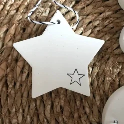 Weihnachtsbaumschmuck, schlichte hübsche Geschenkanhänger aus Beton, weiß mit Sternchen