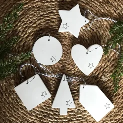 Weihnachtsbaumschmuck, schlichte hübsche Geschenkanhänger aus Beton, weiß mit Sternchen