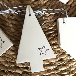 Weihnachtsbaumschmuck, schlichte hübsche Geschenkanhänger aus Beton, weiß mit Sternchen
