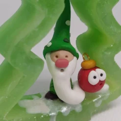 Weihnachtsdeko apfelgrün und rot Tanne mit Wichtel- aus epoxidharz und Polymer Clay