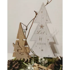 Weihnachtsdeko auf Baumscheibe