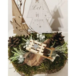 Weihnachtsdeko auf Baumscheibe