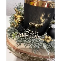 Weihnachtsdeko auf Baumscheibe mit Teelichtglas