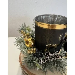 Weihnachtsdeko auf Baumscheibe mit Teelichtglas