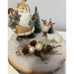 Weihnachtsdeko auf Baumscheibe mit Weihnachtsmann und Reh