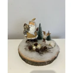 Weihnachtsdeko auf Baumscheibe mit Weihnachtsmann und Reh