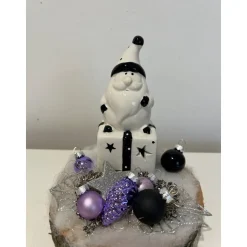 Weihnachtsdeko auf Baumscheibe mit Geschenk und Weihnachtsmann led lila