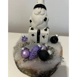 Weihnachtsdeko auf Baumscheibe mit Geschenk und Weihnachtsmann led lila