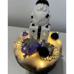 Weihnachtsdeko auf Baumscheibe mit Geschenk und Weihnachtsmann led lila