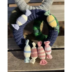 Weihnachtsdeko Bonbon gestrickt Christbaumschmuck Anhänger Geschenkanhänger aus Baumwolle rosa blau gelb grau