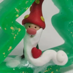 Weihnachtsdeko grün und rot Tanne mit Wichtel- aus epoxidharz und Polymer Clay
