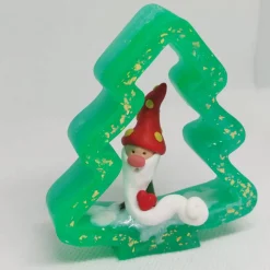 Weihnachtsdeko grün und rot Tanne mit Wichtel- aus epoxidharz und Polymer Clay