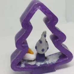 Weihnachtsdeko lila und silber Tanne mit Wichtel- aus epoxidharz und Polymer Clay