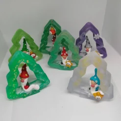 Weihnachtsdeko lila und silber Tanne mit Wichtel- aus epoxidharz und Polymer Clay