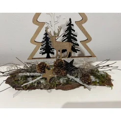 Weihnachtsdeko Weihnachtsgesteck mit einem Hirsch