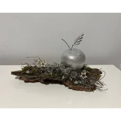 Weihnachtsdeko Weihnachtsgesteck mit einem Apfel