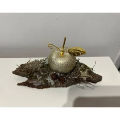 Weihnachtsdeko Weihnachtsgesteck mit einem Apfel