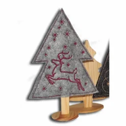 Weihnachtsdeko X-Mas bestickte Tannenbäumchen auf grauem Filz mit Holzfuß weihnachtliche Dekoration