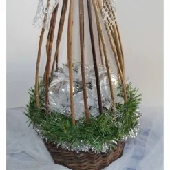 Weihnachtsgesteck im Weidenkorb silber