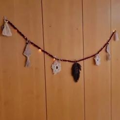 Weihnachtsgirlande mit Lichterkette aus Baumwollgarn – Handgemachte Makramee Deko