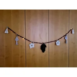 Weihnachtsgirlande mit Lichterkette aus Baumwollgarn – Handgemachte Makramee Deko