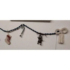 Weihnachtsgirlande mit Lichterkette aus Baumwollgarn – Handgemachte Makramee Deko