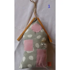 Weihnachtshaus Winterhaus Türhänger – Dekohaus aus Baumwolle mit Holzdach, Wanddeko & Fensterschmuck, 23x14x5cm