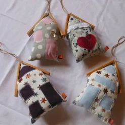 Weihnachtshaus Winterhaus Türhänger – Dekohaus aus Baumwolle mit Holzdach, Wanddeko & Fensterschmuck, 23x14x5cm