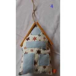 Weihnachtshaus Winterhaus Türhänger – Dekohaus aus Baumwolle mit Holzdach, Wanddeko & Fensterschmuck, 23x14x5cm