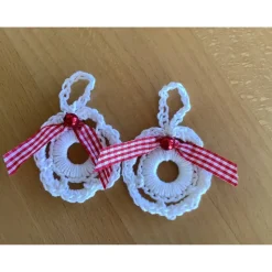 Weihnachts-Häkelkränzchen  - 2er Set - Geschenkeanhänger weiß mit roter Perle und Schleife handge
