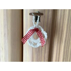 Weihnachts-Häkelkränzchen  - 2er Set - Geschenkeanhänger weiß mit roter Perle und Schleife handge