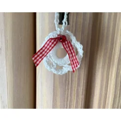 Weihnachts-Häkelkränzchen  - 2er Set - Geschenkeanhänger weiß mit roter Perle und Schleife handge