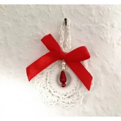 Weihnachts-Häkelkränzchen Baumschmuck Geschenkeanhänger weiß mit roter Satin-Schleife von Hobbyhaus