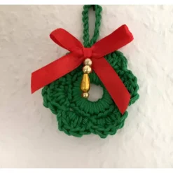 Weihnachts-Häkelkränzchen Baumschmuck Geschenkeanhänger grün mit roter Satin-Schleife von Hobbyhaus