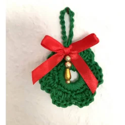 Weihnachts-Häkelkränzchen Baumschmuck Geschenkeanhänger grün mit roter Satin-Schleife von Hobbyhaus