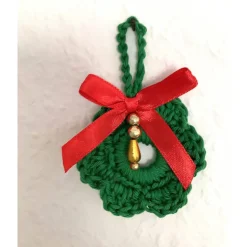 Weihnachts-Häkelkränzchen Baumschmuck Geschenkeanhänger grün mit roter Satin-Schleife von Hobbyhaus