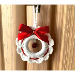 Weihnachts-Häkelkränzchen Baumschmuck in weiß-rot mit rotem Metallglöckchen von Hobbyhaus