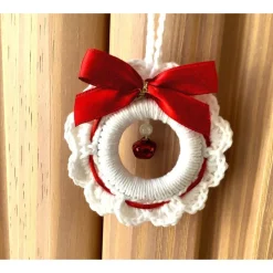 Weihnachts-Häkelkränzchen Baumschmuck in weiß-rot mit rotem Metallglöckchen von Hobbyhaus