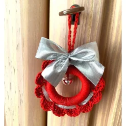 Weihnachts-Häkelkränzchen Baumschmuck in rot-silber mit Metallglöckchen handgemacht von Hobbyhaus