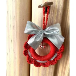 Weihnachts-Häkelkränzchen Baumschmuck in rot-silber mit Metallglöckchen handgemacht von Hobbyhaus